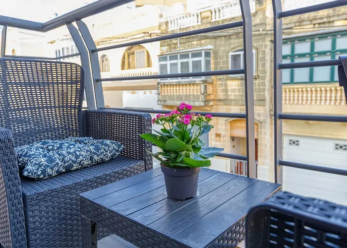 Bright,Stylish 2Bedroom Apartment In Village Centre