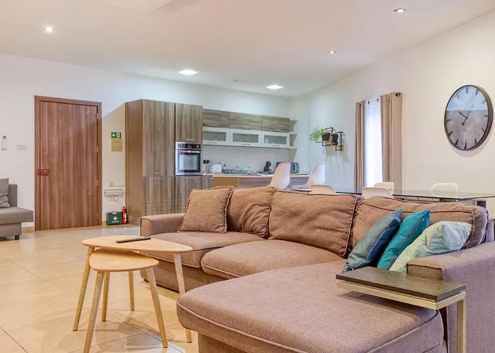 Bright,Stylish 2Bedroom Apartment In Village Centre
