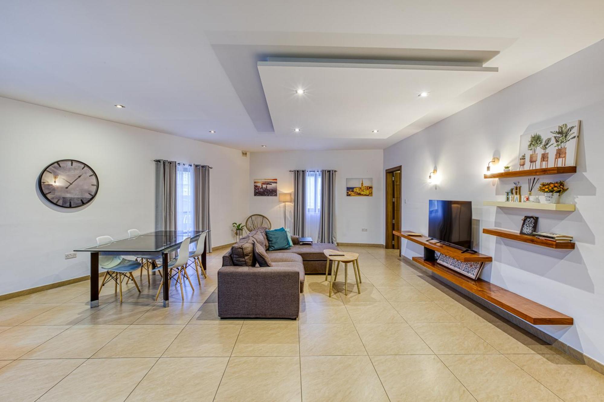Bright,stylish 2bedroom In Village Centre