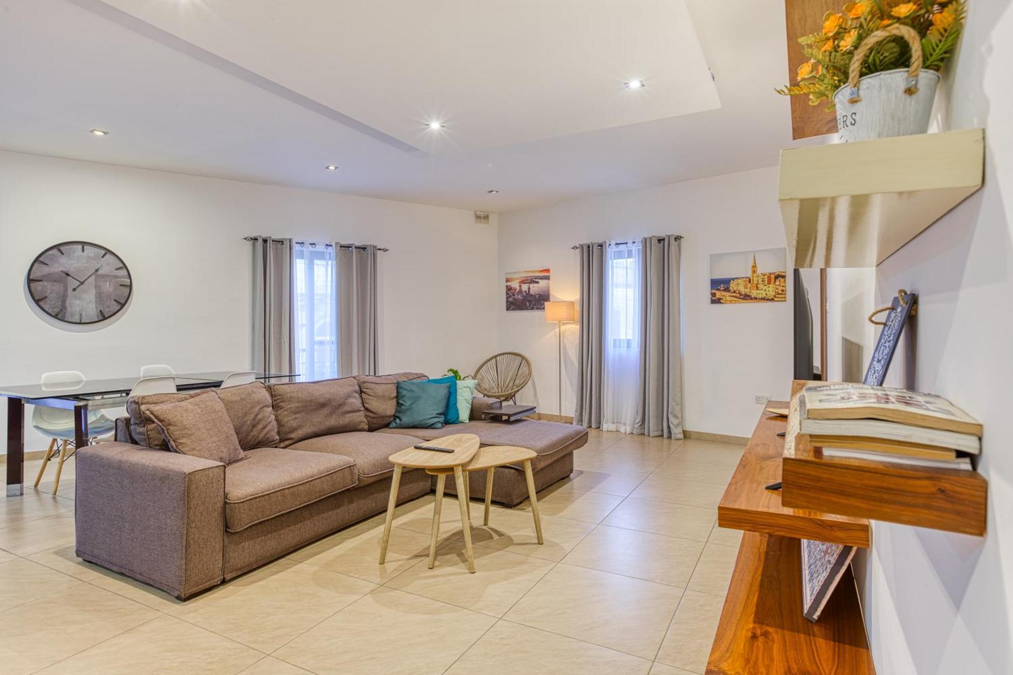 Bright,stylish 2bedroom In Village Centre *