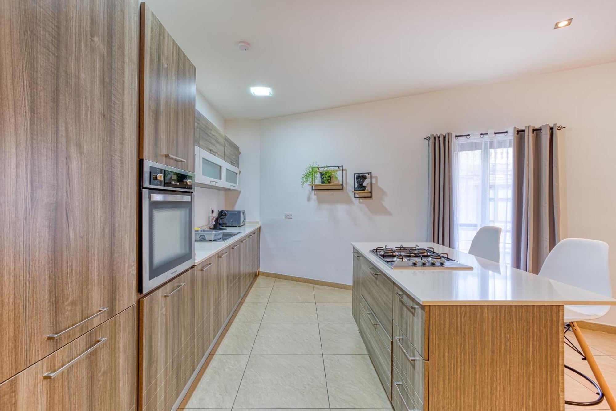 Bright,stylish 2bedroom In Village Centre