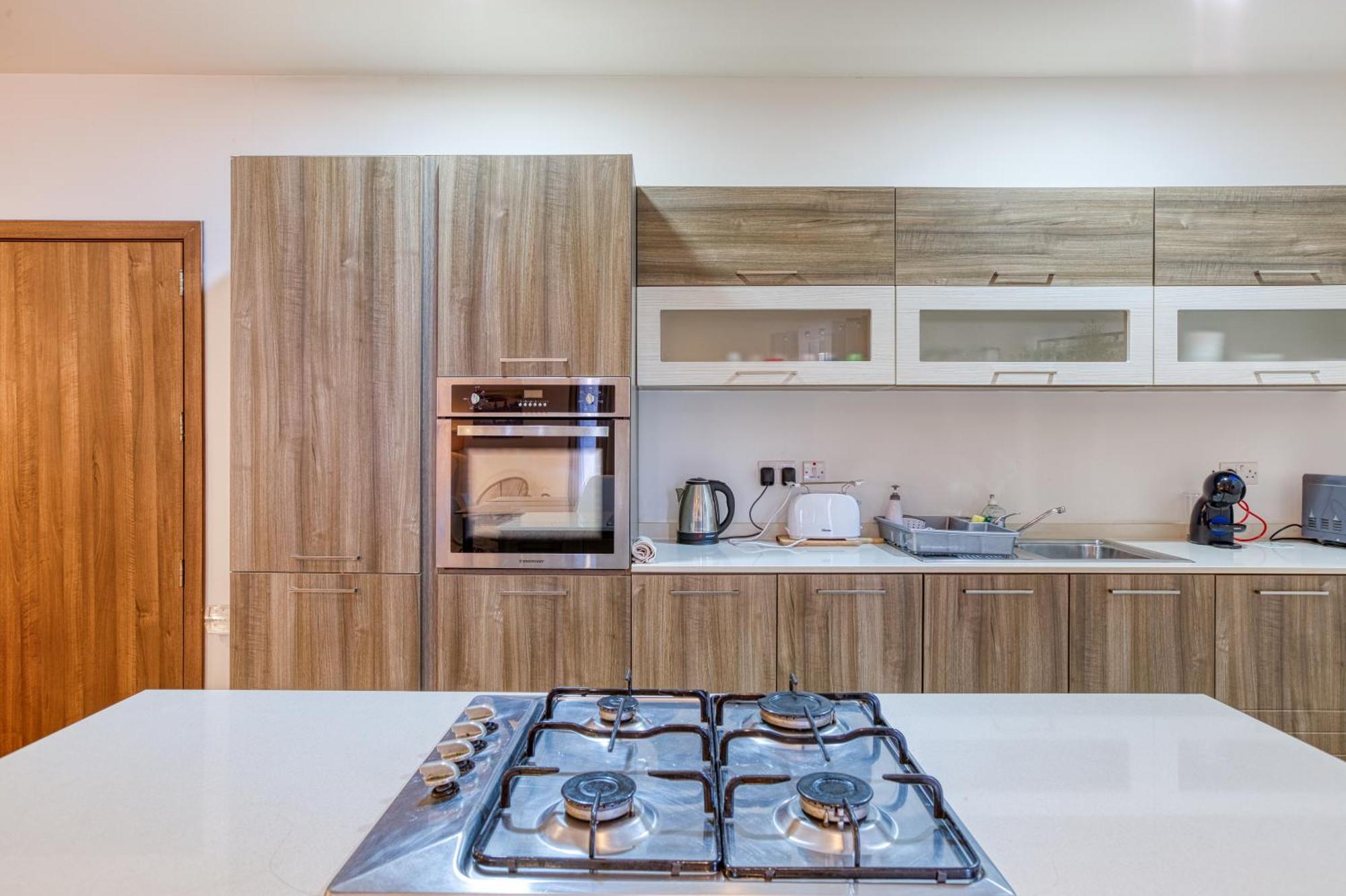 Bright,stylish 2bedroom In Village Centre *